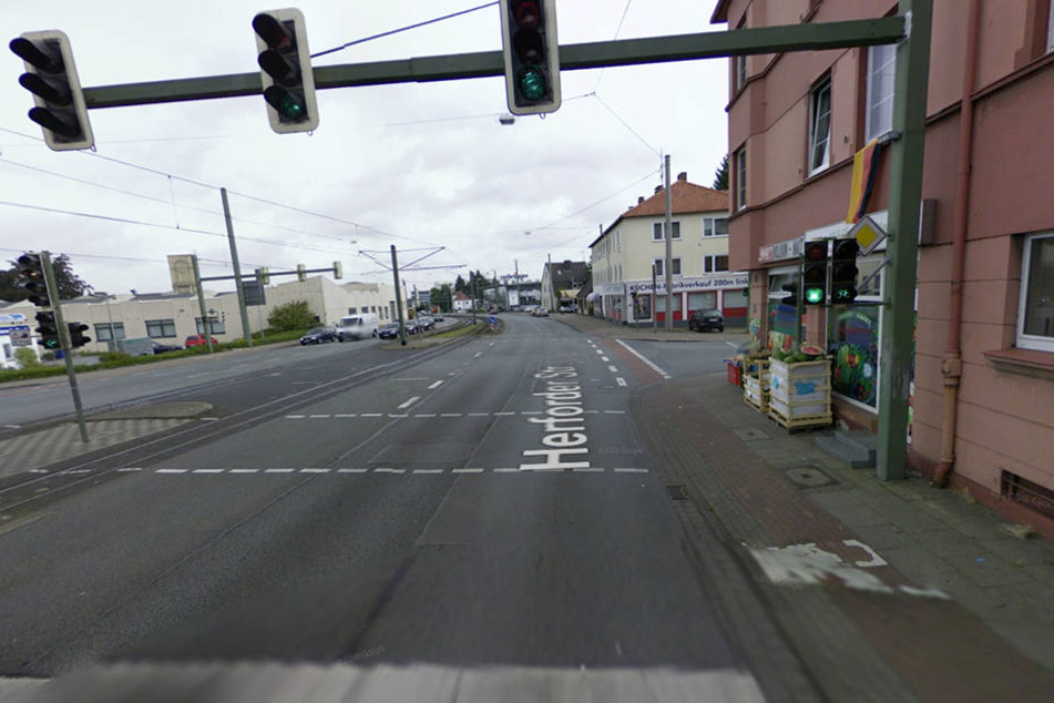 An dieser Kreuzung in Bielefeld fiel den Beamten der Porsche-Fahrer auf.