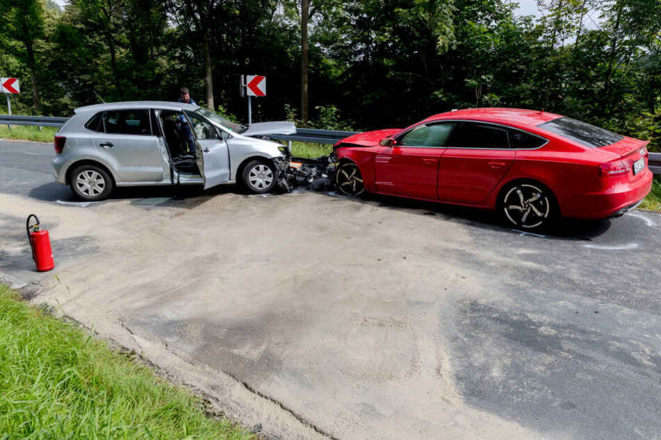 Die beiden Autos krachten frontal in einer Kurve zusammen.