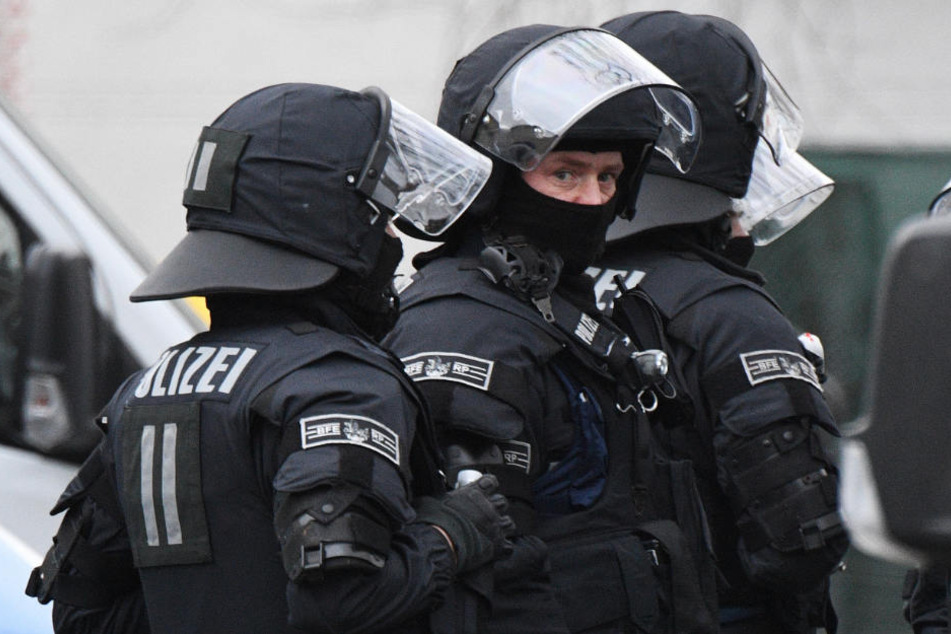 Insgesamt 15 Wohnungsdurchsuchungen konnte die Polizei durchführen. (Symbolbild)