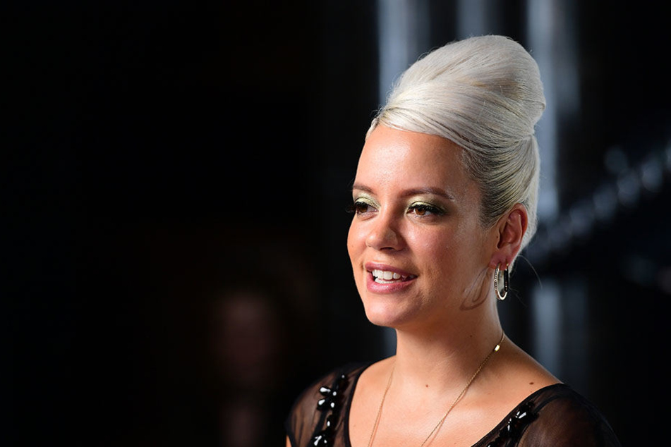Lily Allen gestand, im Alter von 14 Jahren mit einem Freund ihres Vaters geschlafen zu haben.
