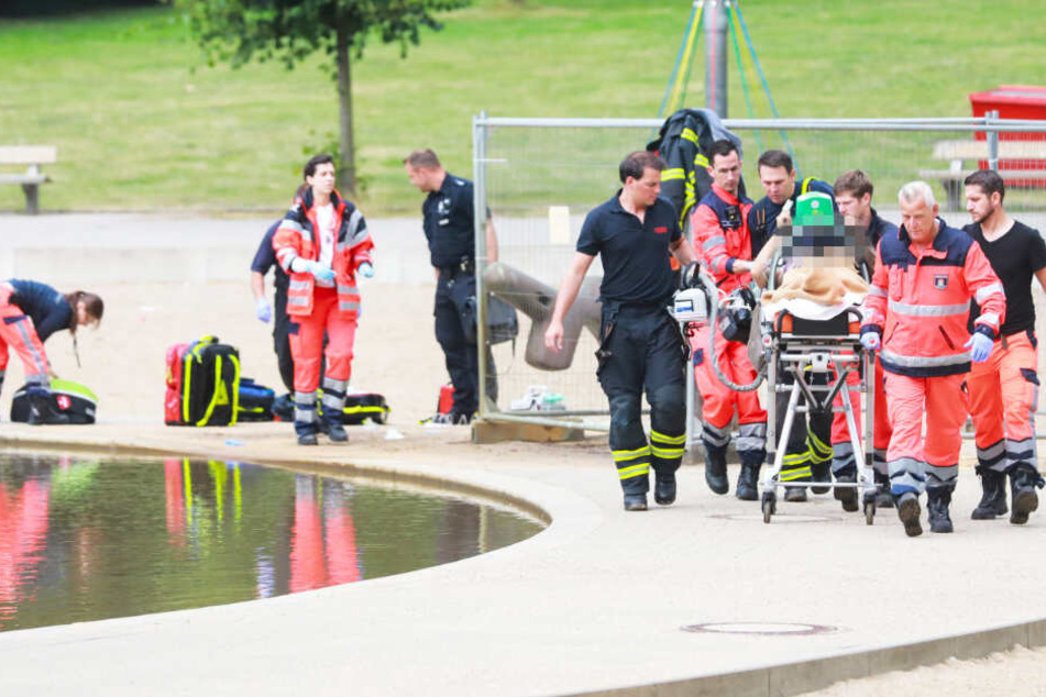 Der Rettungsdienst versorgt die Frau und bringt sie zum Rettungswagen.