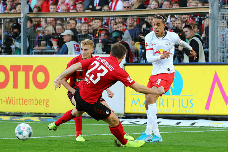 Yussuf Poulsen (r., hier gegen Philipp Lienhart und Dominique Heintz) blieb nach seiner Einwechslung komplett außen vor.