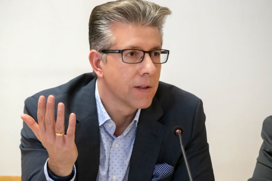 Sozialdezernent Ralph Burghart (48, CDU) freut sich, dass die Verwaltung des sächsischen Olympiastützpunktes komplett nach Chemnitz zieht.