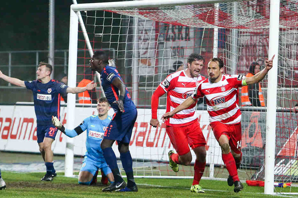 Toni Wachsmuth (r.) und Ronny König bejubeln das 1:0 gegen Cottbus. Können die Zwickauer auch in Rostock feiern?