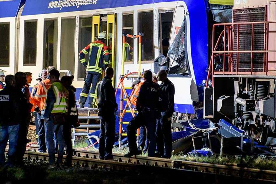 Zahlreiche Einsatzkräfte von Polizei, Feuerwehr und Rettungsdiensten seien vor Ort und kümmerten sich unter anderem um die Verletzten.
