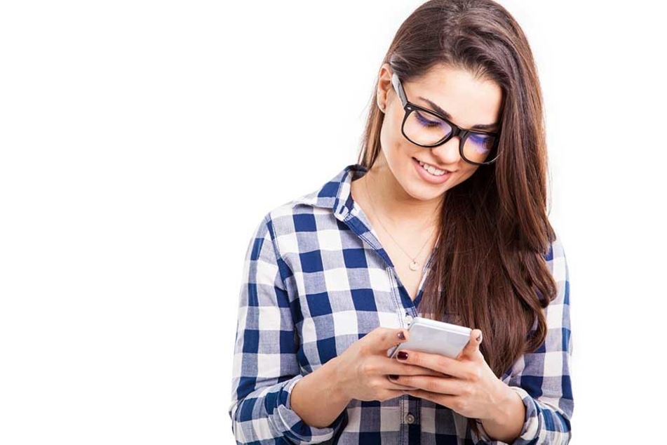 Der nach vorn geneigte Kopf beim Smartphone-Surfen kann schmerzhaft werden.