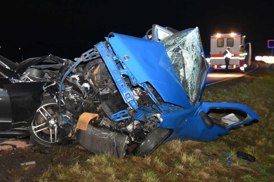 Bei dem Unfall kam der Fahrer des blauen Fiat ums Leben.