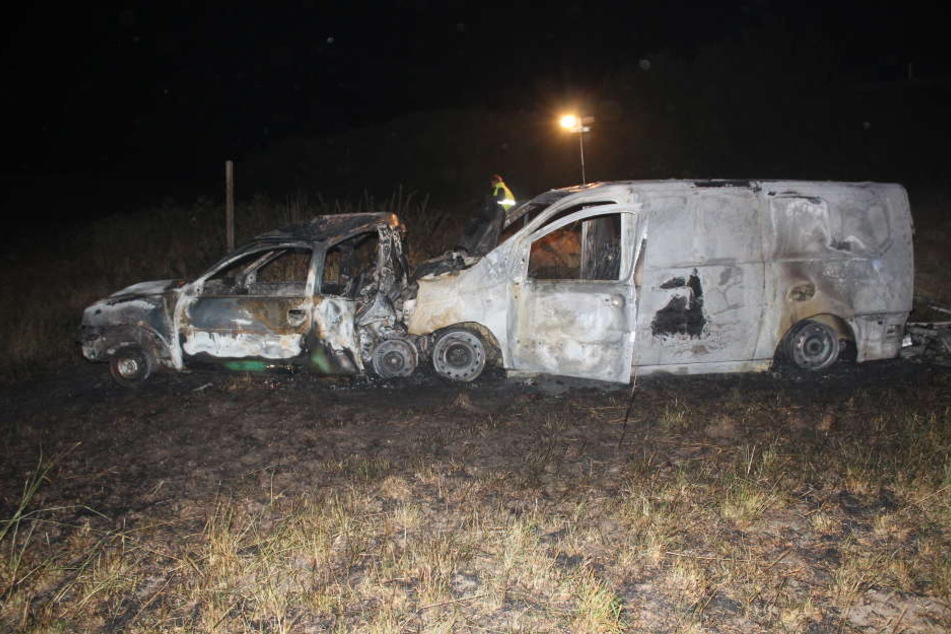 Der Lieferwagen-Fahrer rettete die Pkw-Fahrerin noch aus dem brennenden Wagen, dennoch starb sie kurze Zeit später.