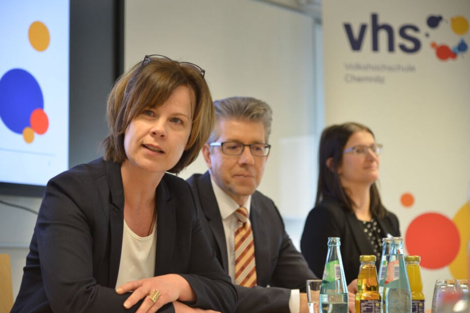 VHS-Leiterin Grit Bochmann (47, l.) und Kulturbürgermeister Ralf Burghart (48, CDU) blickten gestern auf die 100-jährige Geschichte des Hauses zurück.