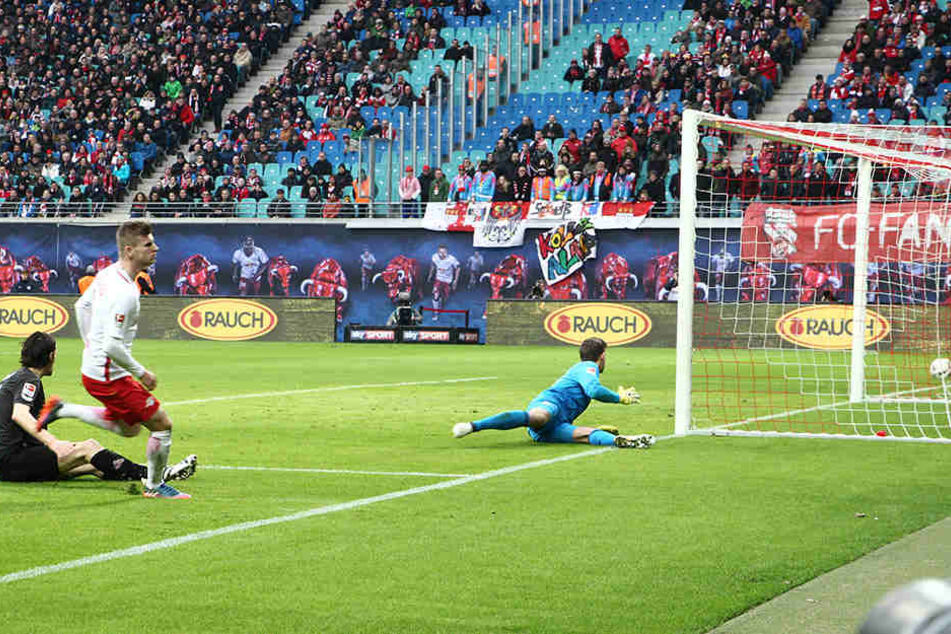 Timo Werner legt den Ball zum 3:1 ins lange Eck.