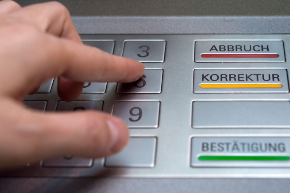 Die PIN am Geldautomaten sollte besser verdeckt eingegeben werden.