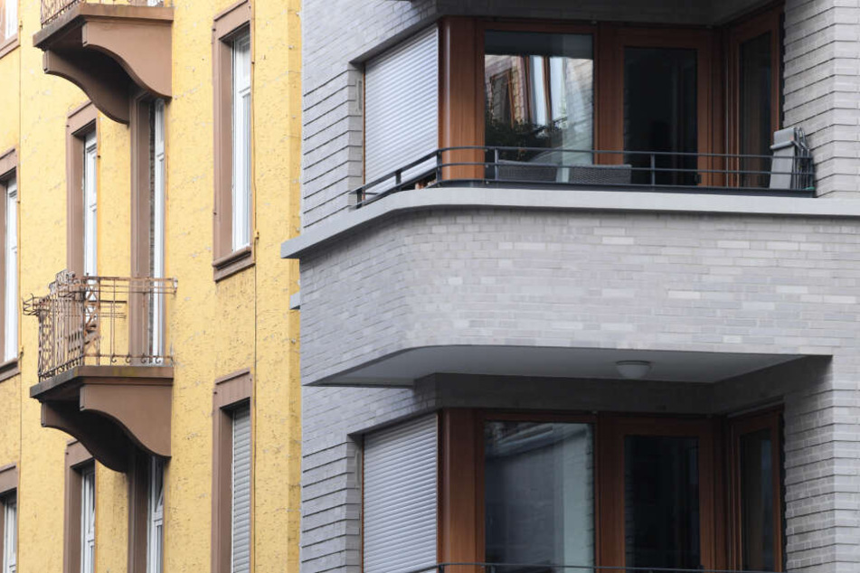 In Halle (Saale) ist am Dienstagabend ein Mann (29) mit einem Messer bewaffnet aus seinem Fenster gesprungen und hat einen 20-Jährigen damit verletzt.(Symbolbild)