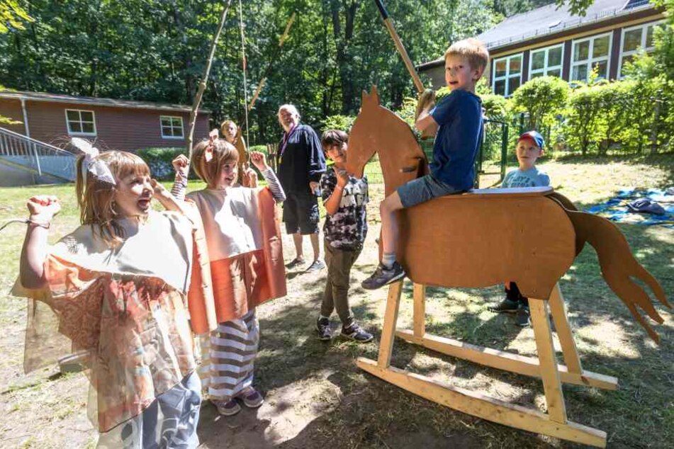 Die Küchwalder Ferien-Kids haben beim Ritterturnier sichtlich Spaß. In den kommenden Wochen bauen die Kinder eine mittelalterliche Stadt.