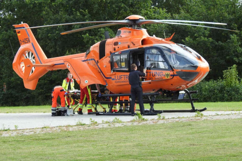 Eiin Rettungshubschrauber flog die Schwerverletzten in ein Krankenhaus.