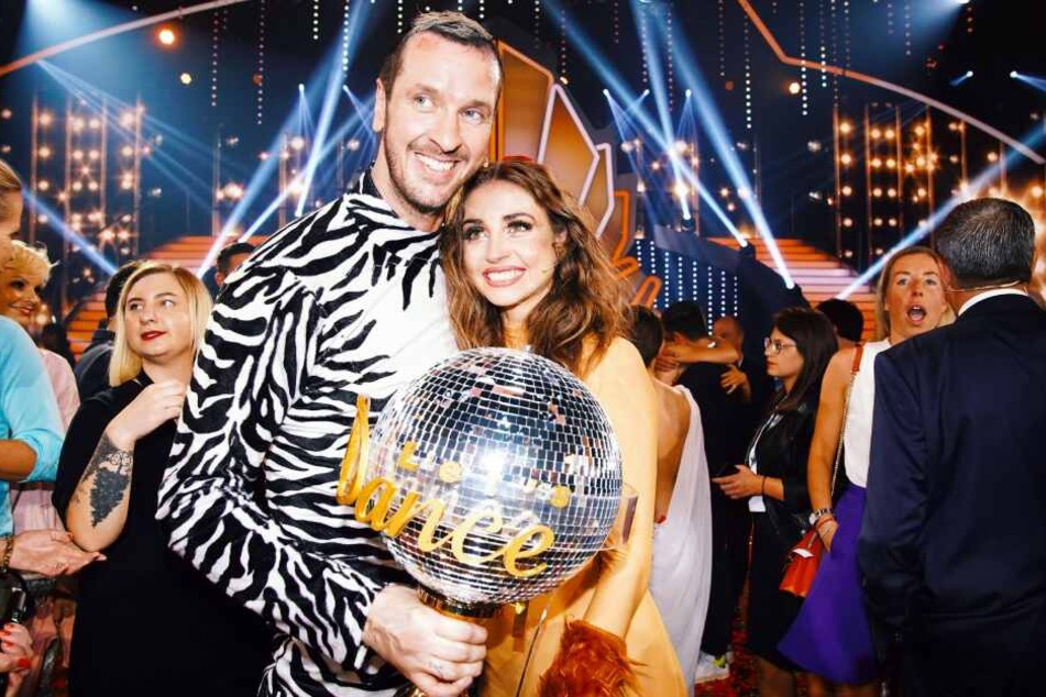 Pascal Hens (39) und Ekaterina Leonova (32) haben den Pokal abgesahnt.