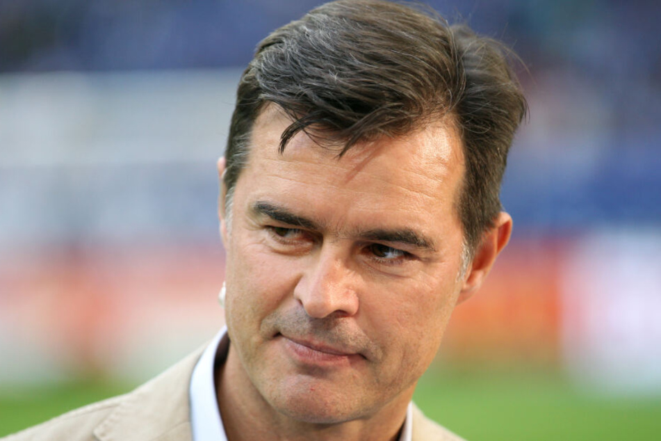 Ehemaliger deutscher Nationalspieler Thomas Berthold steht in der Veltins Arena.