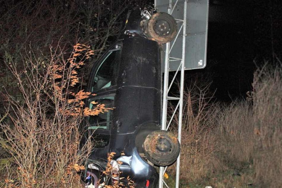 Hochkant an ein Verkehrsschild gelehnt, so endete der Unfall eines 28-Jährigen.