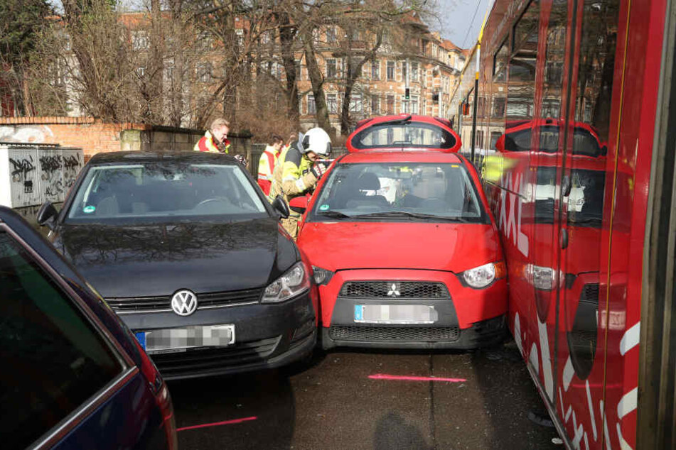 Der Mitsubishi krachte beim Ausparken mit der Straßenbahn zusammen.