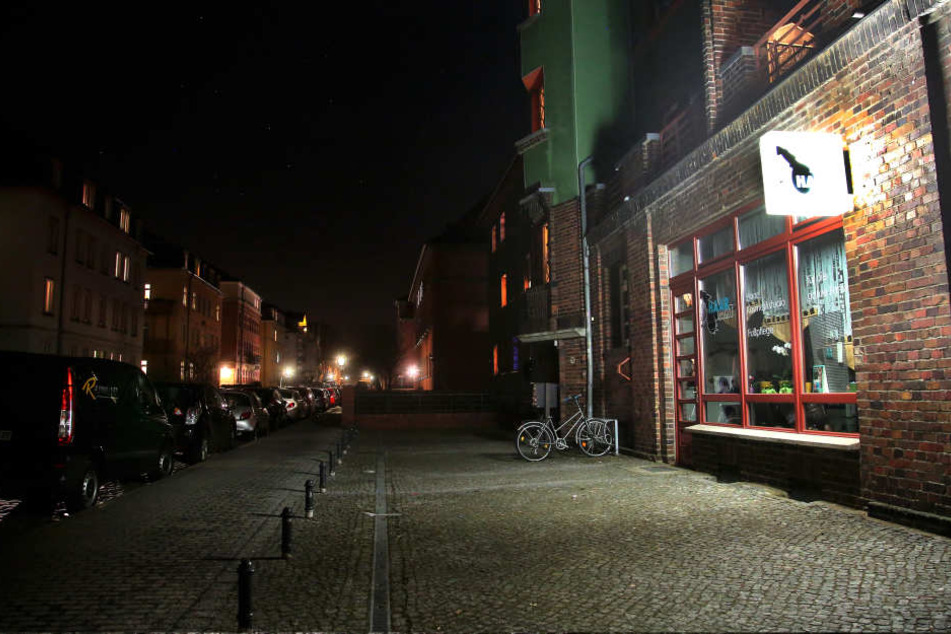 Dicht an dicht parken die Autos in der Deubener Straße, eins davon traf die
Polizei mit einem Warnschuss.