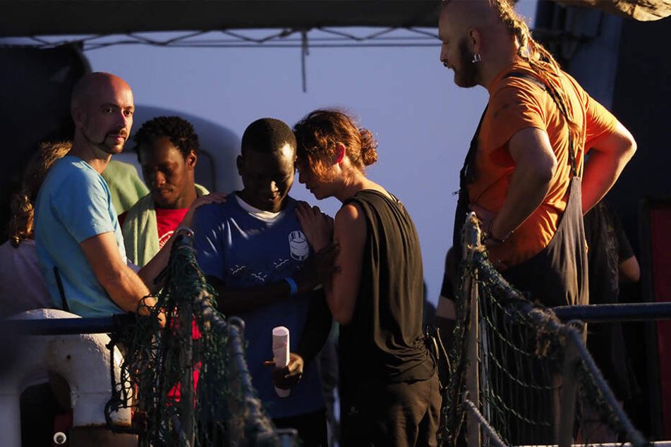 Das Schiff der deutschen Hilfsorganisation Sea-Watch ist nach dem unerlaubten Anlegen im Hafen der italienischen Insel Lampedusa und der Festnahme der Kapitänin beschlagnahmt worden.