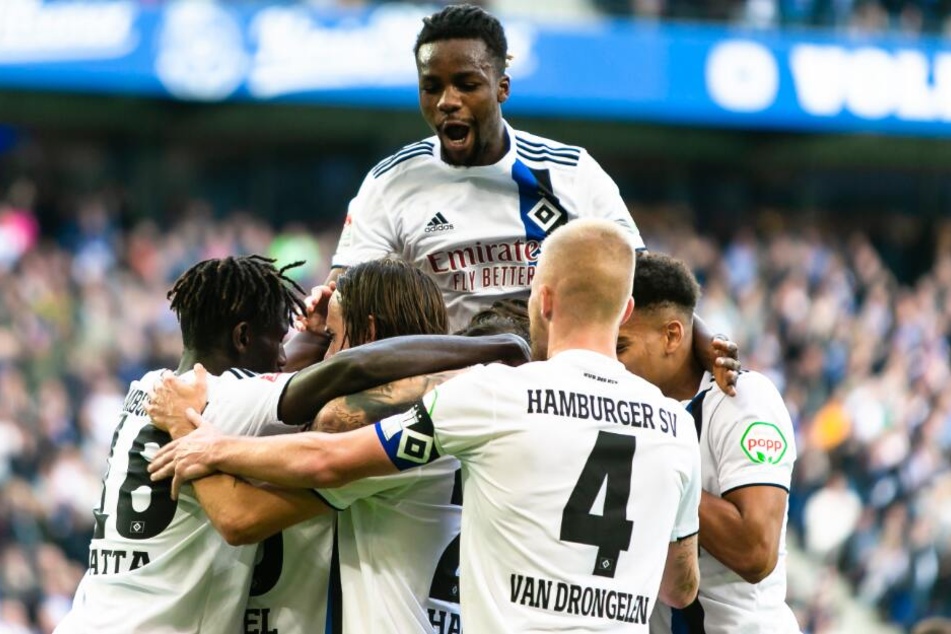 Hamburgs Sonny Kittel ist nach seinem Tor zum 1:0 von den Mannschaftskameraden Bakery Jatta (l. bis r.) Martin Harnik, Gideon Jung, Rick van Drongelen und Josha Vagnoman umringt.