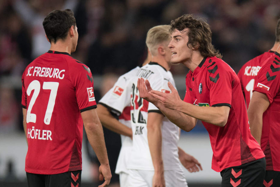 Nach der roten Karte: Freiburgs Caglar Söyüncü diskutiert.