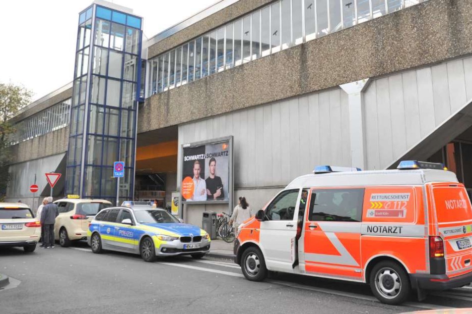 Einsatzkräfte in der Nähe des Tatorts in Köln-Weidenpesch.