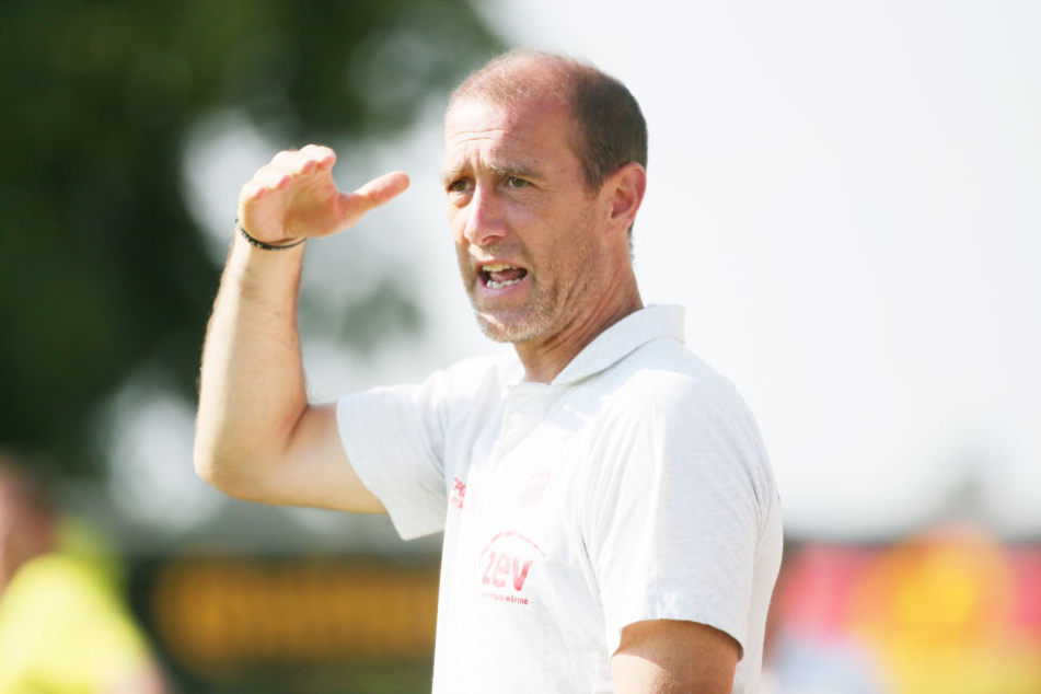 FSV-Coach Joe Enochs schaut skeptisch. Wie bekommt er sein Team nach der Hitzeschlacht in Karlsruhe wieder fit? Heute Abend wartet nämlich schon die nächste Herkulesaufgabe auf den FSV.