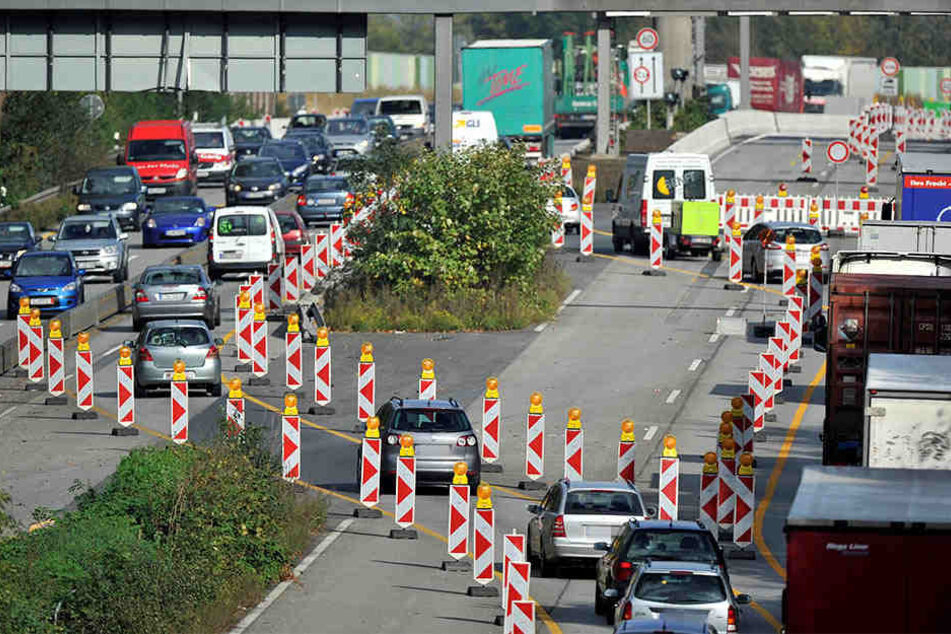 Ein Pkw-Fahrer (35) übersah den Beginn einer Baustelle, fuhr über eine Schutzplanke, landete auf der Seite und rutschte meterweit in die Baustelle (Symbolbild).