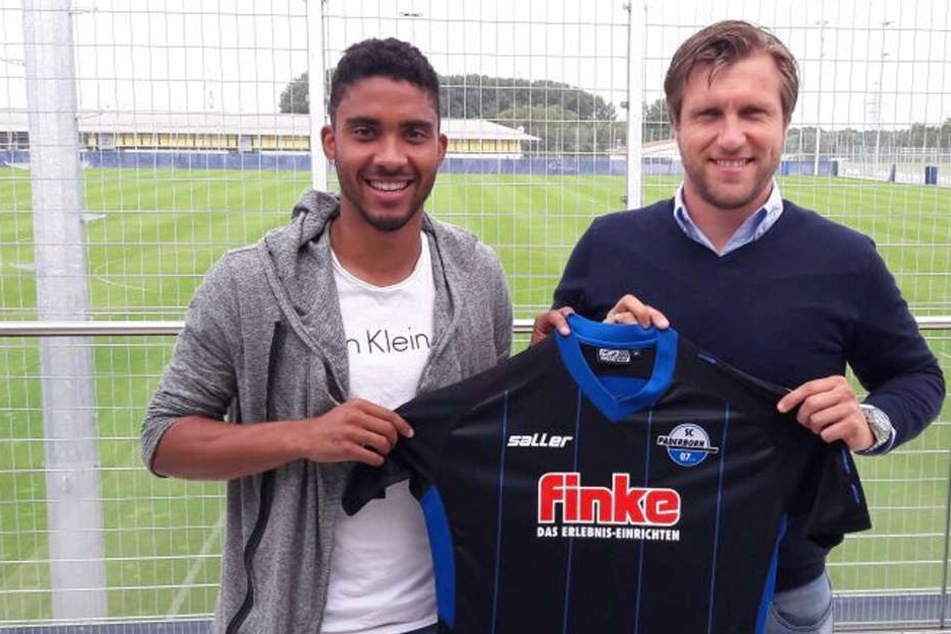 Darryl Geurts (l.) sich über sein neues Trikot, überreicht von Markus Krösche (l.).