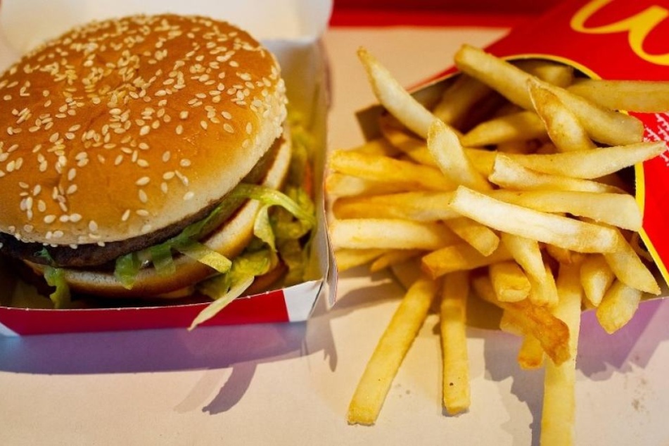 In der Filiale angekommen verspeisten beide einen Cheeseburger, bevor die Beamten kamen. (Symbolbild)