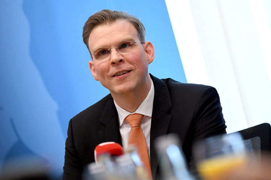 Der Fraktionsvorsitzende der Berliner CDU im Abgeordnetenhaus, Florian Graf teilt gegen Rot-Rot-Grün aus.