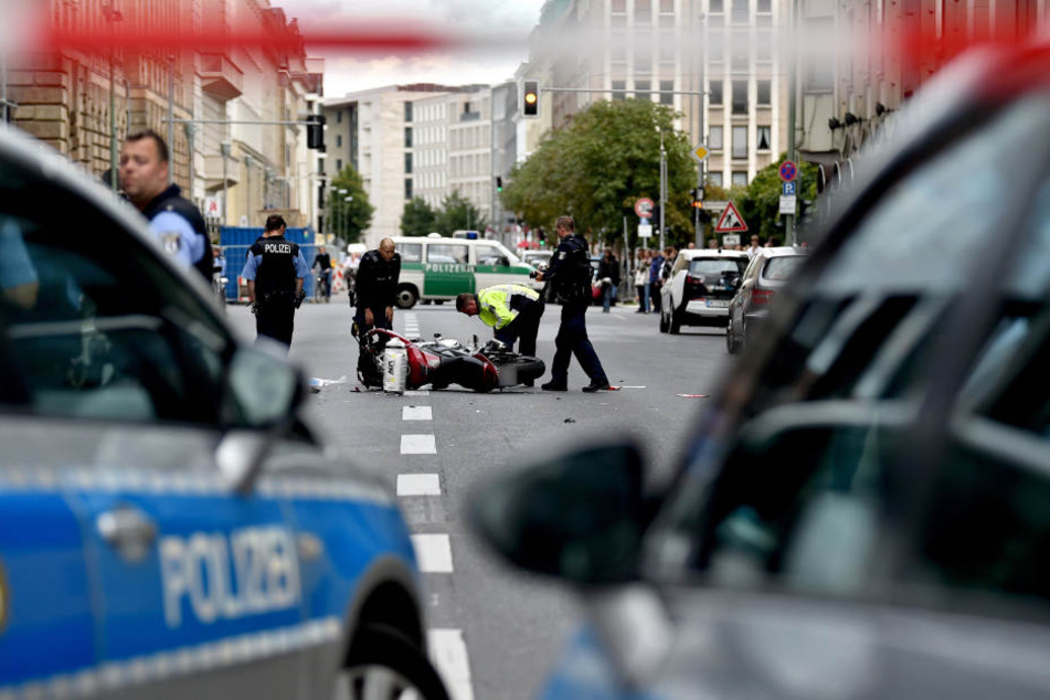 In der Berliner Innenstadt wurden drei Menschen bei einem Unfall verletzt.