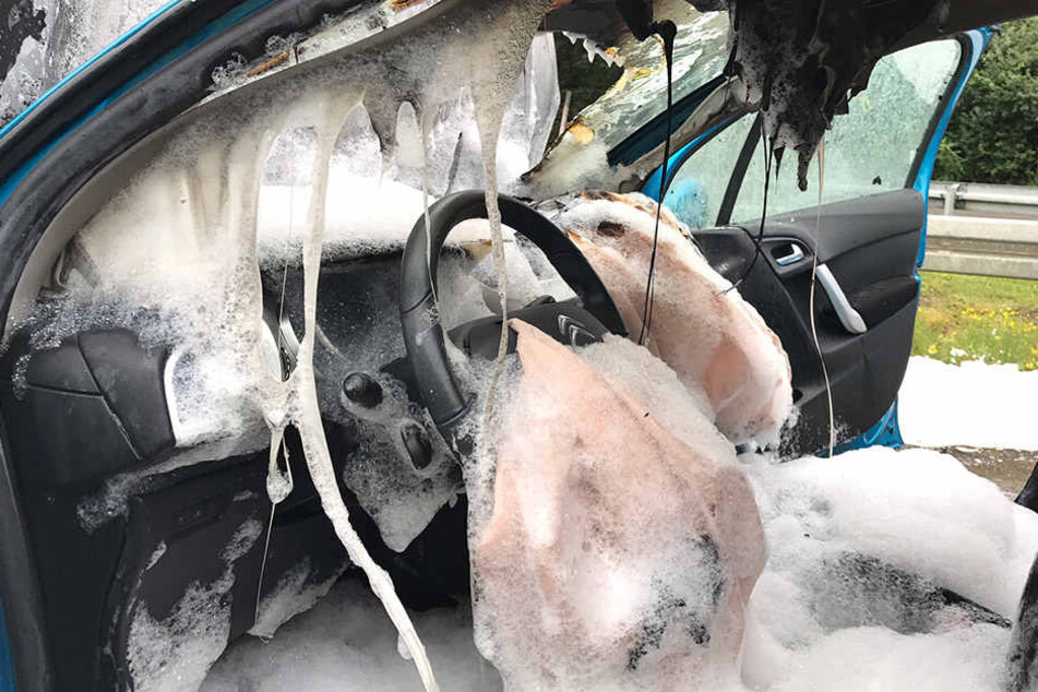 Die Kameraden der Feuerwehr mussten den Citroën mit Wasser und Schaum löschen.