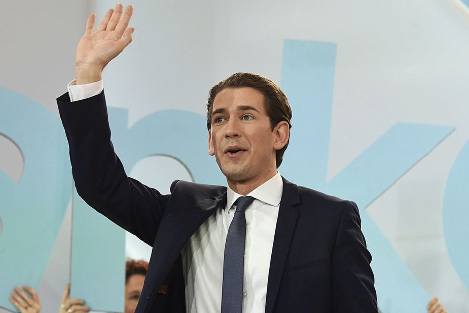 ÖVP-Kanzlerkandidat und Außenminister Sebastian Kurz winkt am Sonntag in Wien im Rahmen der Nationalratswahl bei der Wahlfeier der ÖVP Anhängern zu.