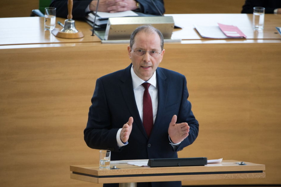 Für Innenminister Markus Ulbig (53, CDU) hat die Terrorabwehr höchste Priorität.