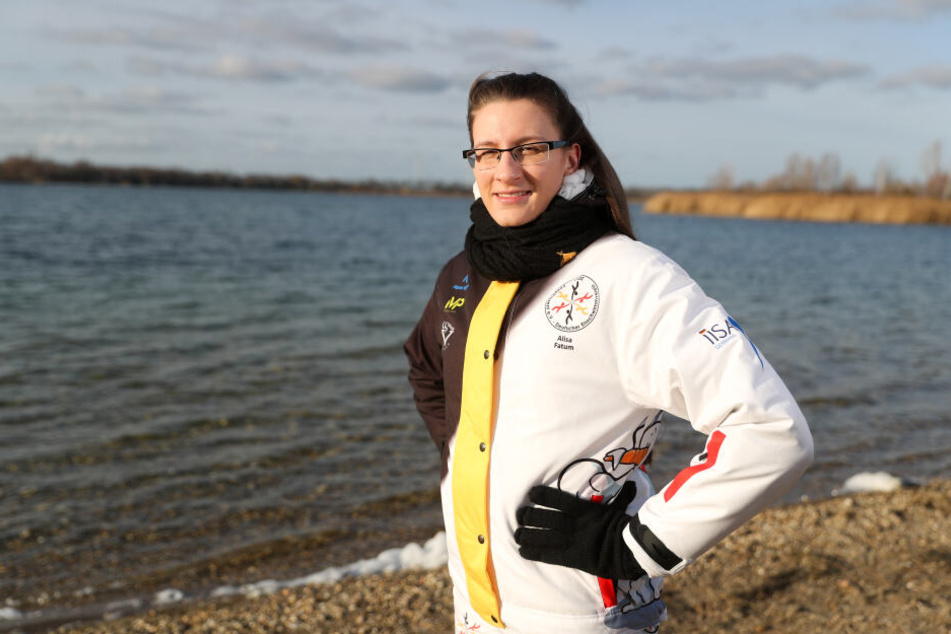 Alisa Fatum, Weltmeisterin im Eisschwimmen, am Rande des Kulkwitzer Sees bei Leipzig vor einer ihrer Trainingseinheiten.
