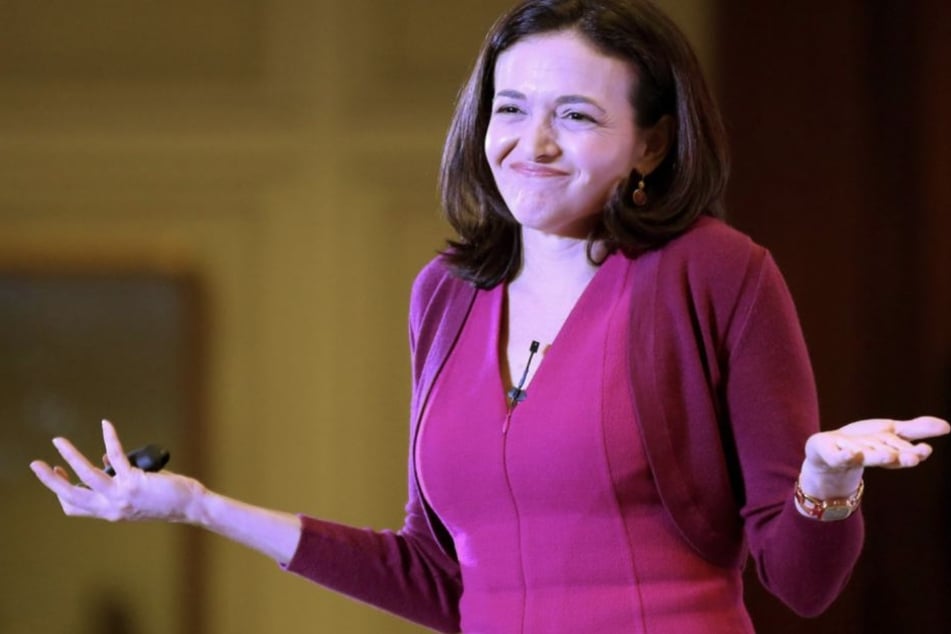 Wirkt ratlos, will aber nicht zurücktreten: Facebooks Co-Chefin Sheryl Sandberg.