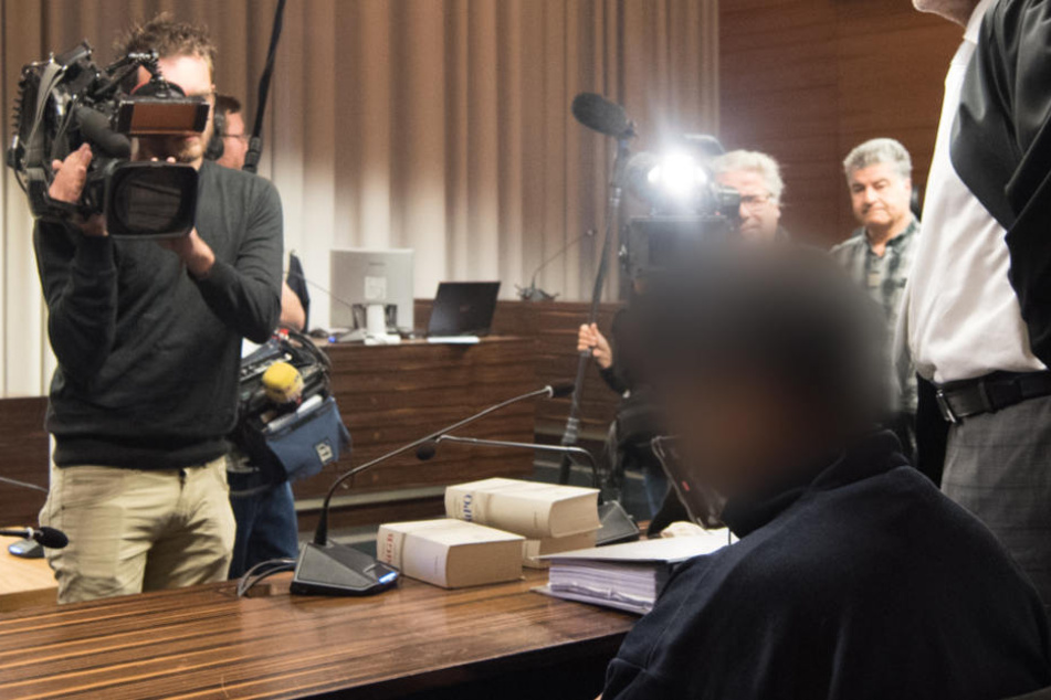 Der Angeklagte Hussein K. soll über Monate hinweg Drogen konsumiert haben. Auch zur zur Tatzeit war er bekifft. Darüber hinaus auch betrunken.