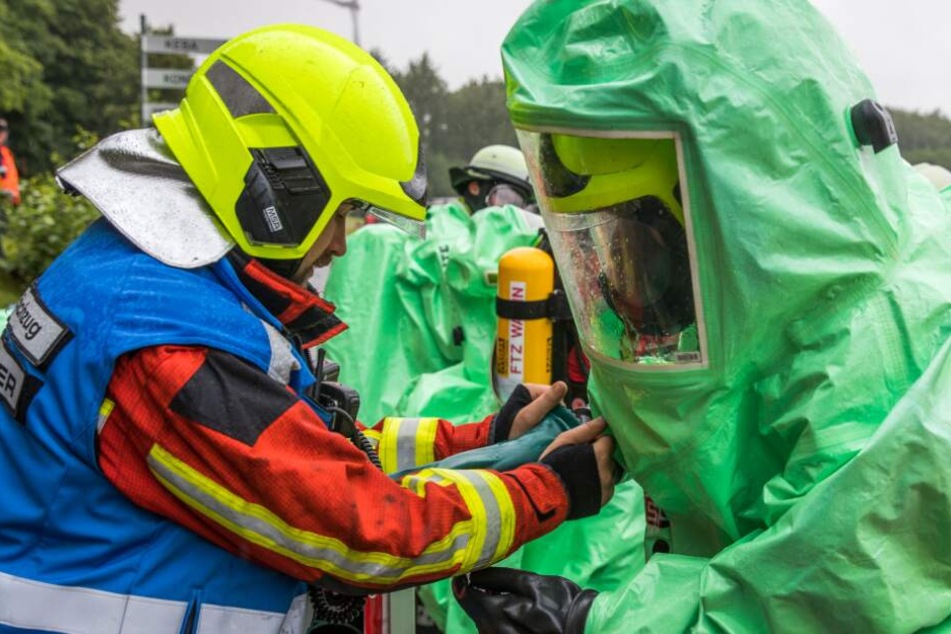 Mit Schutzanzügen ging die Feuerwehr auf die Suche nach dem Gasleck. (Symbolbild)