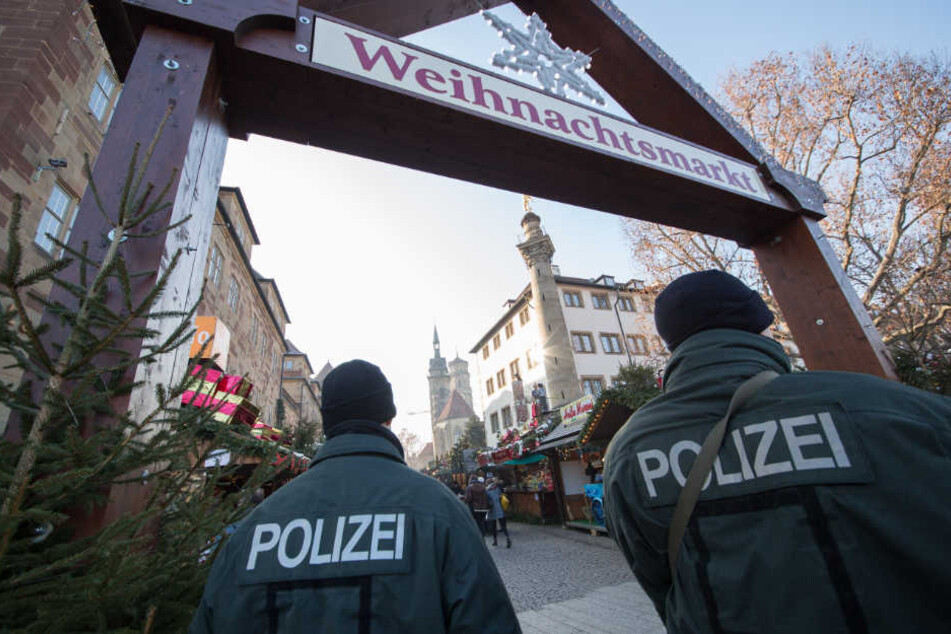 Polizisten auf dem Stuttgarter Weihnachtsmarkt. (Archivbild)