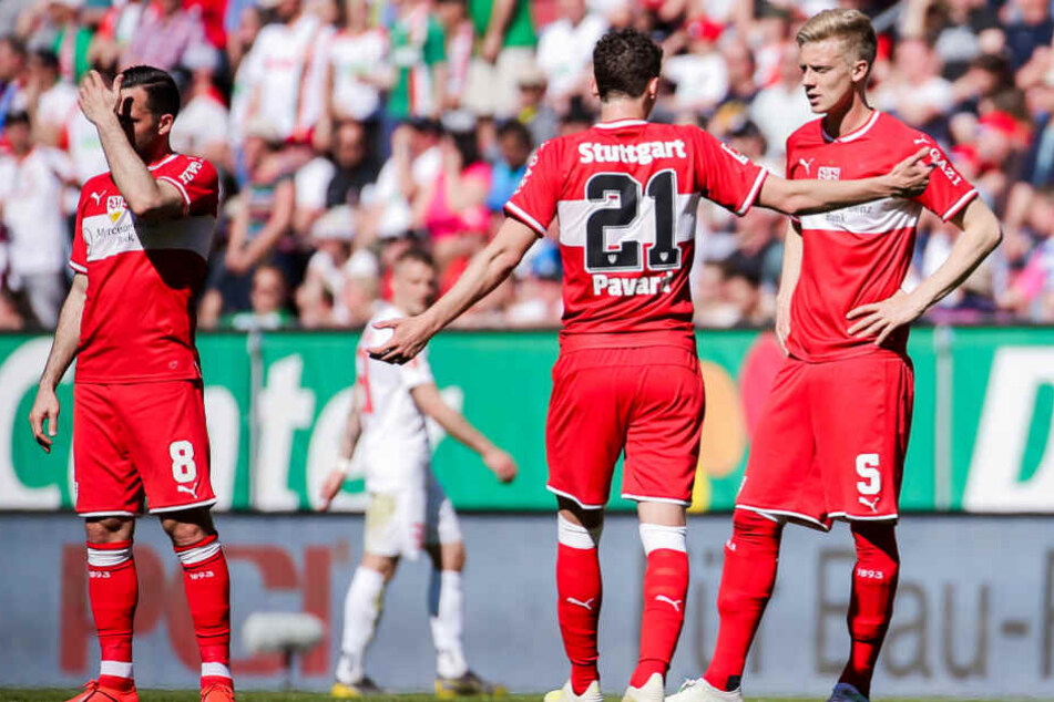 Beim Schlimmen 0:6-Debakel beim FC Augsburg: Die VfB-Kicker Gonzalo Castro (l.), Benjamin Pavard (m.) und Timo Baumgartl (r.).