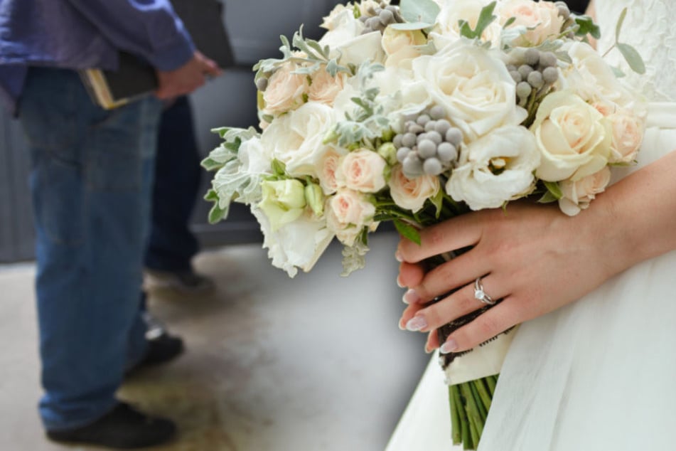 Der Heiratsschwindler machte einfach aus dem Gefängnis heraus weiter. (Symbolbild)