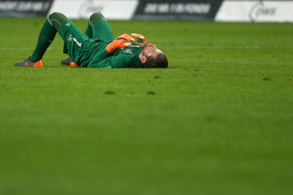 Der Kölner Torwart Timo Horn lag nach der Niederlage ebenfalls am Boden.