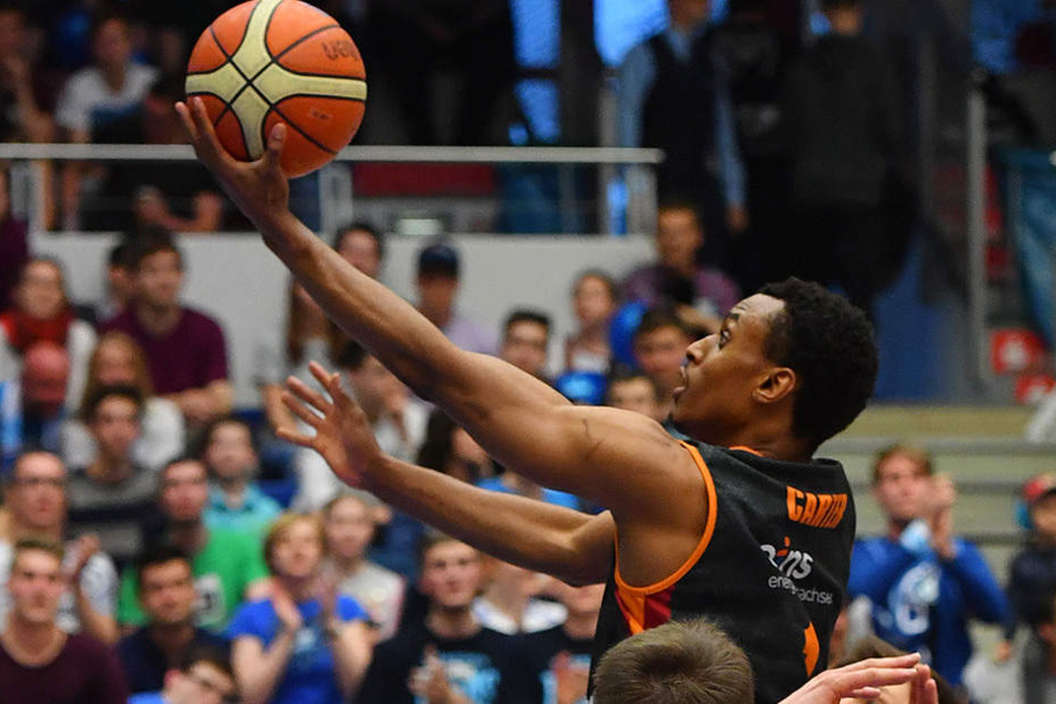 Symbolisch fürs Spiel setzt sich Niners-Star Chris Carter gegen Dresdner Gegenspieler durch.