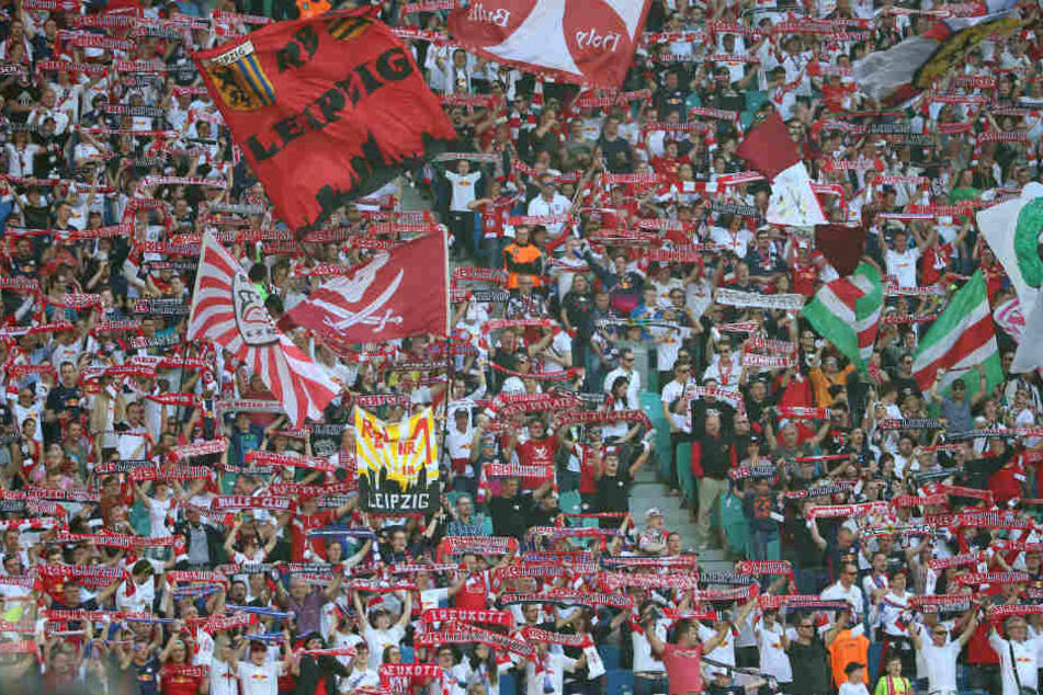Ein Fan von RB Leipzig brach beim Spiel gegen den SC Freiburg zusammen.