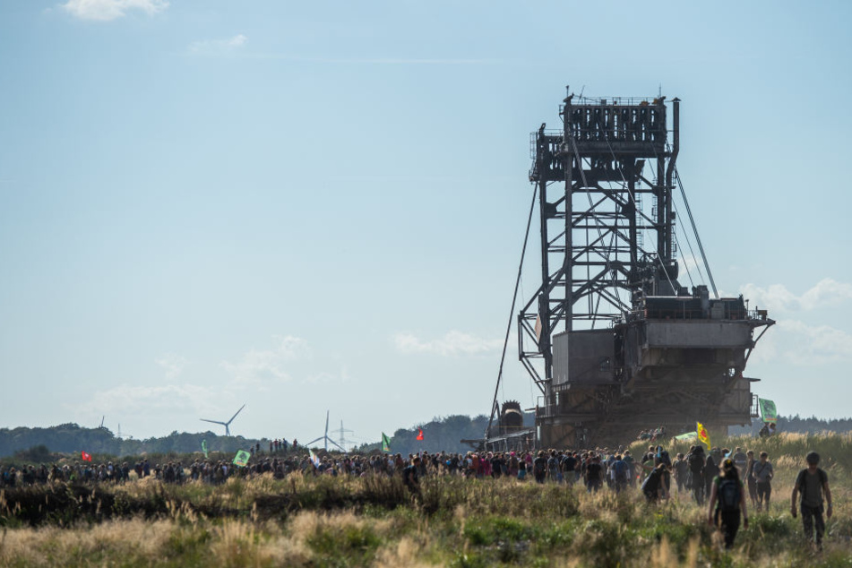 Ein Braunkohlebagger von RWE am Hambacher Forst.