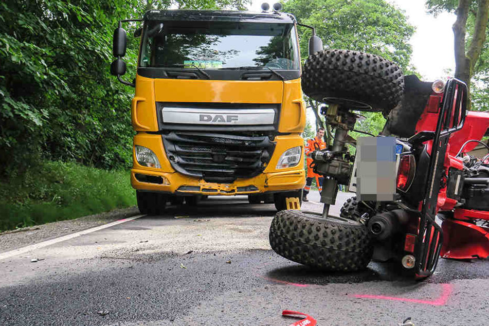 Die Frau auf dem Quad verstarb noch an der Unfallstelle.