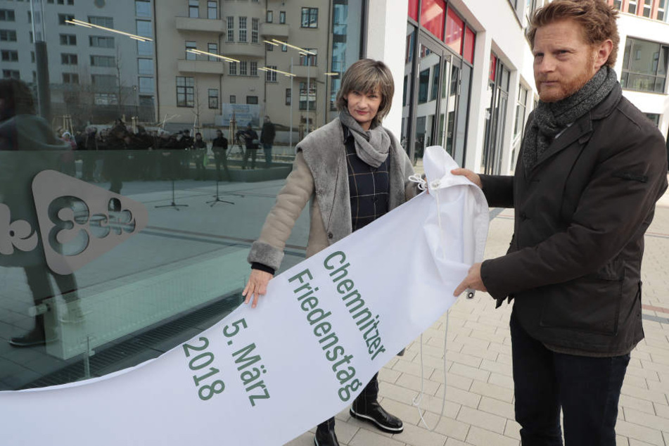 Ein Friedensplatz für Chemnitz: OB Barbara Ludwig (56, l.) und Baubürgermeister Michael Stötzer (45, Grüne) bei der Enthüllung.