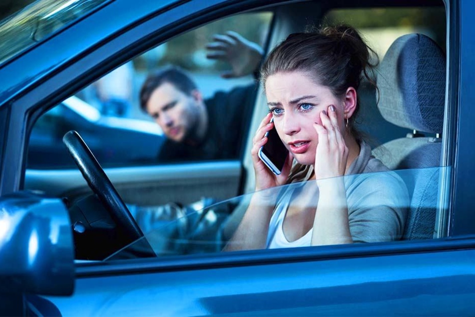 Was für ein Schock! Obwohl die 24-Jährige nein sagte, versuchte ein Unbekannter, durch ihr Beifahrerfenster ins Auto zu kommen. (Symbolbild)